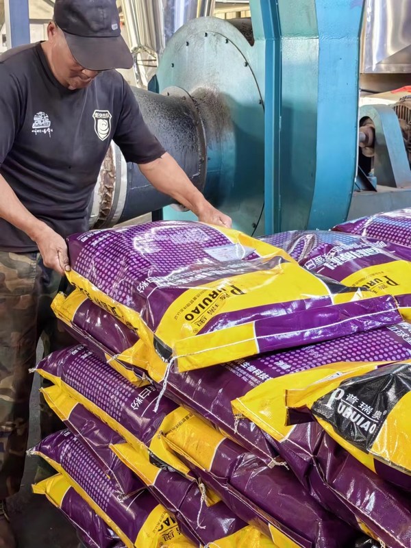 Aditivo em alimentos para peixes, com elevado teor de proteínas, baixa concentração de cinzas e baixa humidade, secado a vapor